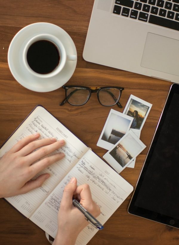 Content durch virtuelle Assistenz erstellen lassen